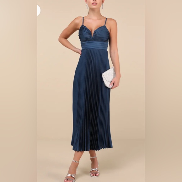 Elegant Navy Blue Pleated Dress - Picture 1 of 2